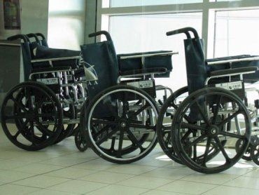 Первой инвалидную коляску получила Вера Сич из Хуста