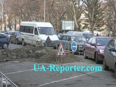 Вторую неделю через перерытую улицу на площади Шандора Петефи в Ужгороде образуются автомобильные пробки.