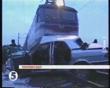 Автомобиль столкнулся с поездом: 3 человека погибли и один пострадал