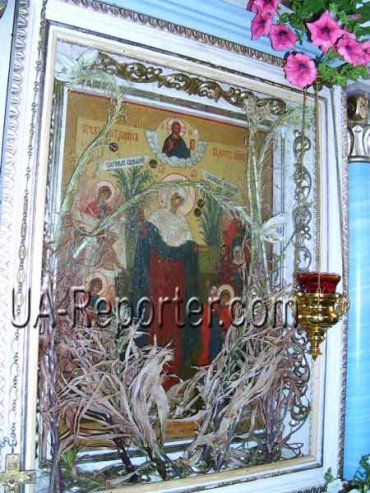 На Вознесение Господне в храме Закарпатья ожили и расцвели цветы пресвятой Девы