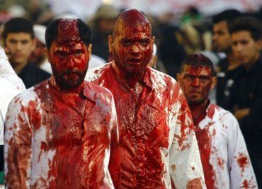 Мусульмане до крови избивают себя цепями со специальными лезвиями...