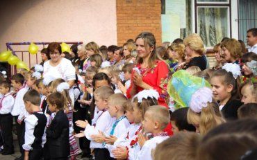 Учні виконали гімн України мовою жестів