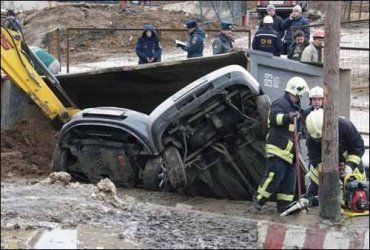 В Москве 4 автомобиля ушли под землю