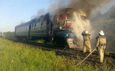Пасажири дивом врятувалися із палаючого потяга на Закарпатті