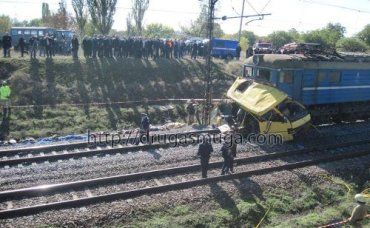 На Днепропетровщине поезд врезался в автобус, есть жертвы