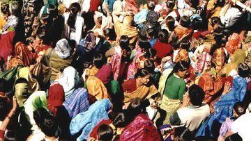 На месте трагедии в индийском храме найдены также тела 27 женщин