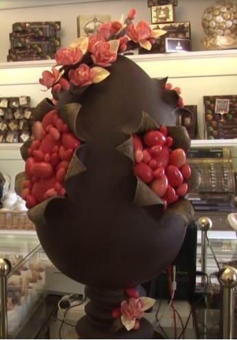 Для этого яйца использовали более 20 кг черного французского шоколада