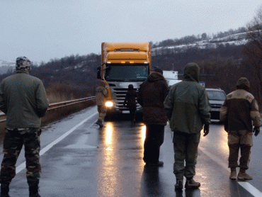 В Нижних Воротах разворачивают грузовики с российскими номерными знаками
