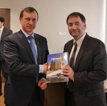 Посол США в Украине Майлс Дадли и мэр города Богдан Андриив
