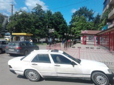 Оставленные на тротуарах авто в Ужгороде никого не волнуют