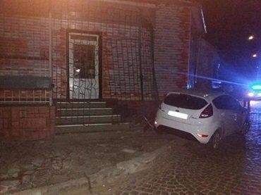 В Мукачево пьяный прокурор устроил ДТП и побил патрульных