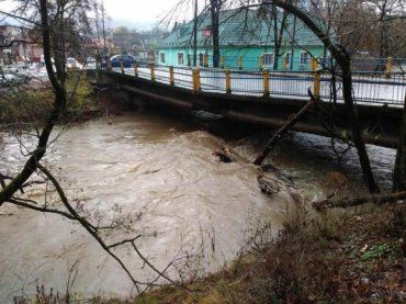 В самом центре Свалявы паводковая волна повредила бетонный мост