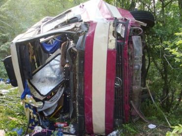 В Крыму автобус упал в 50-метровую пропасть