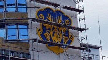 На отеле "Ужгород" устанавливают огромный герб города