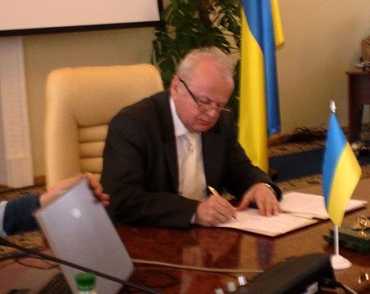 Михайло Кічковський підписує Декларації про створення Асамблеї єврорегіонів