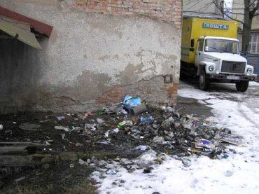 В Межгорье улицы и переулки утопают в мусоре