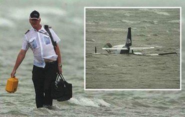 Пилот удачно посадил самолет с 5 пассажирами на воду в порту Австралии