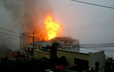 Возле посольства США в Кито упал самолет, шестеро погибших