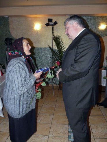 Голова Закарпатської ОДА Олег Гаваші вітає з високим званням одну із матерів-героїнь.