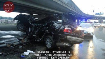Моторошна аварія у Києві, машину порвало на частини