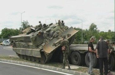 В Михайловцах во время транспортировки солдат перевернул танк