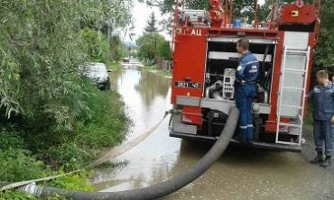 Спасатели устраняют последствия урагана на Закарпатье