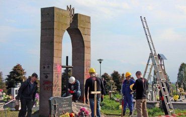 C обломков памятника воинам УПА, в Польше сделали дорогу