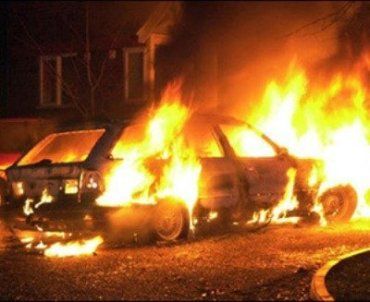 Во Львове подожгли два автомобиля депутата