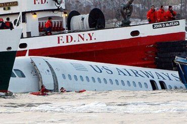 Самолет, на борту которого было 155 человек, упал в реку Гудзон в Нью-Йорке