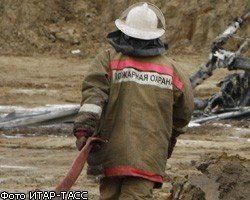 Огнеборцы тушат пожар на турбазе на Байкале