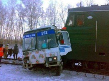 В Рязанской области столкнулись локомотив и рейсовый автобус