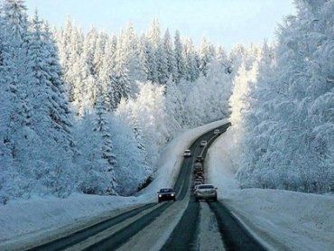 Интенсивный снег затрудняет автомобильное движение в Закарпатье