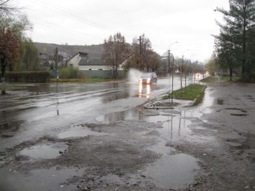 Через сильні дощі в Перечині підтопило тротуари.