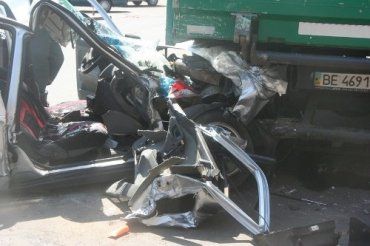 В Николаеве ВАЗ-2110 влетел в грузовик: 1 погиб, 2 - в больнице