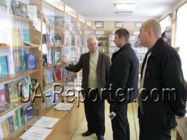 Відомий краєзнавець Іван Васильович Хланта (крайній зліва) спілкується із журналістами "Срібної землі"