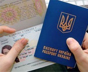 Украинцы получают визу на турецкой границе во время прибытия в Турцию