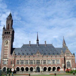 Гаагский трибунал оштрафовал свою бывшую сотрудницу на 7 тыс. евро