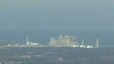 Японское телевидение показало огромное облако дыма на АЭС "Фукусима-1"