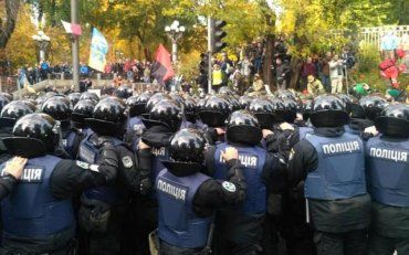 Под стенами Верховной Рады между полицией и митингующими произошла драка