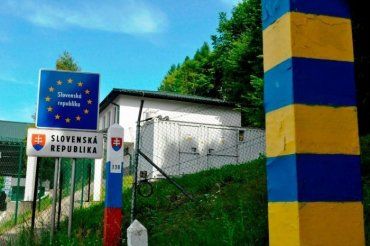 Нелегалів зафіксували камери спостереження на українсько-словацькому кордоні.
