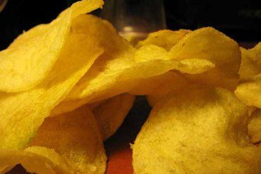 Картофельные чипсы: смесь углеводов и жира с искусственными вкусовыми добавками.