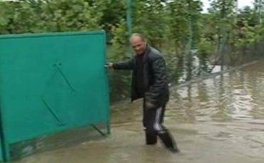 Сильні зливи затопили три райони Закарпаття