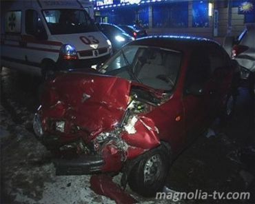 Последствия столкновения "Тойоты" и "Дэу" в Киеве, в котором пострадали трое людей.