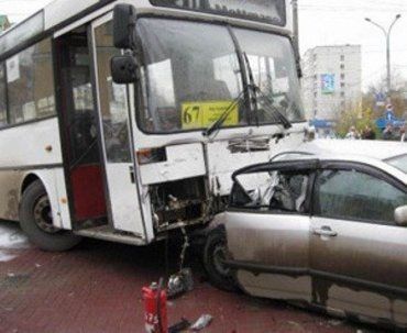 В Донецке столкнулись две крутые иномарки и автобус