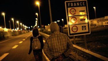 Мигранты на автодороге недалеко от Евротуннеля в городе Кале