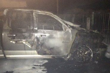 Вогонь знищив та серйозно пошкодив три недешевих автомобілі