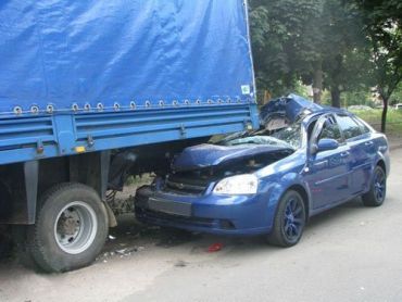 В Киеве под грузовик влетела иномарка
