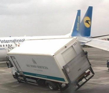В Борисполе самолет столкнулся с грузовиком