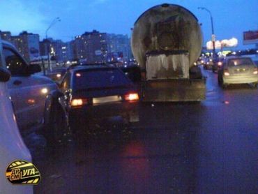 В Киеве столкнулись 5 транспортных средств - 2 грузовика DAF, Таврия, УАЗ и автобус ПАЗ.