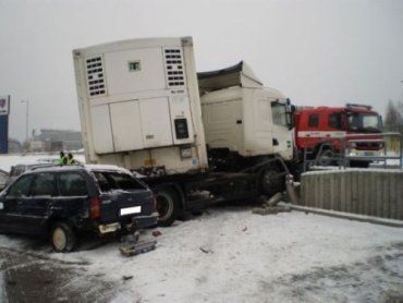 В Чехии фура на ледяной дороге раскидала 5 легковушек